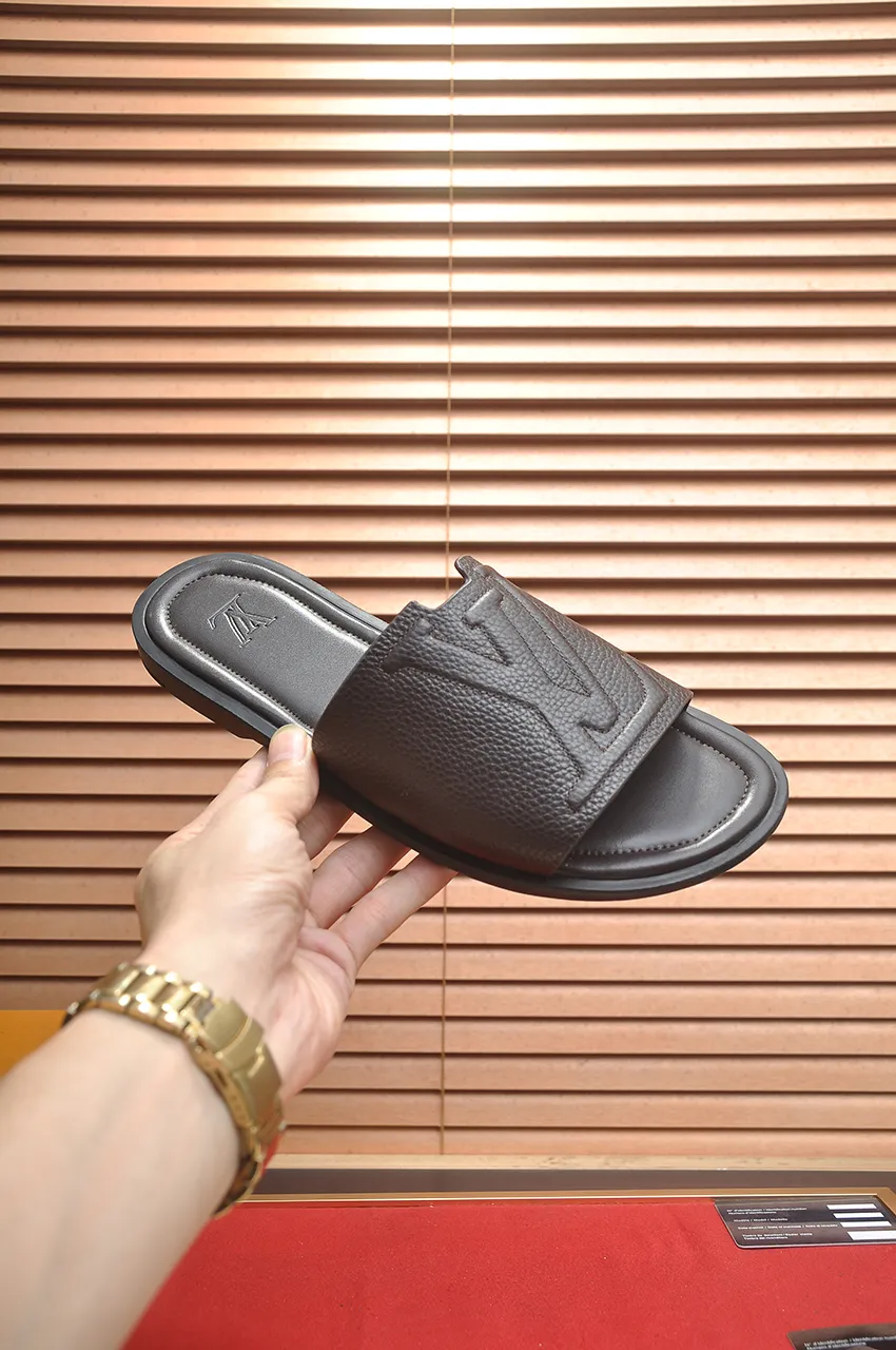 Men's men's shoes 💰340💶 [Louis Vuitton LV slippers] (high-end cowhide) counter 1:1 fashion style, a must-have for summer! The designer used LV’s iconic outsole. The original simple slippers instantly become fashionable! The upper is made of flexible special cowhide leather straps alternately, and the workmanship is exquisite! A must-have for stylish men in summer, size 38-46 (45 46 customized)